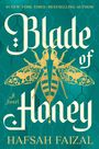 "Blade of Honey" steht in großen, eleganten Buchstaben. Goldene Biene auf grünem Hintergrund mit Wabenmuster.