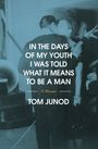 Text: "IN THE DAYS OF MY YOUTH I WAS TOLD WHAT IT MEANS TO BE A MAN A Memoir TOM JUNOD". Hintergrund: ein verhuschtes Foto von zwei sich küssenden Menschen.