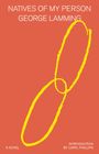 "Natives of My Person, George Lamming". Roter Hintergrund, gelbe abstrakte Linien, einfache, moderne Buchcover-Design.