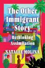 "The Other Immigrant Story: Rethinking Assimilation" von Natalia Molina. Bunte Illustration mit Gebäuden und Palmen.