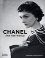 "CHANEL AND HER WORLD" in schwarzer Schrift. Schwarz-weißes Porträt einer Frau mit Perlenkette und Ohrringen.