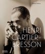 Text: "Clément Chéroux", "Henri Cartier-Bresson". Schwarz-weißes Foto eines Mannes mit Kamera, intensiver Ausdruck.