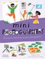 „mini PHOTOGRAPHERS“ und „20 projects inspired by the great photographers“ sind in verspielter Schrift gestaltet. Eine Illustration zeigt Kinder beim Fotografieren mit einem Hund. Unten liegen Kameras, Fotos und Pflanzen.