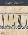"Textiles of the Early Islamic Caliphates" oben, darunter arabische Schrift auf Textilgewebe in blauen Tönen.