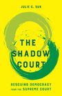 Titel: THE SHADOW COURT. Darüber steht "Julie C. Suk". Unten "Rescuing Democracy from the Supreme Court". Grüne Kreisillustration auf gelbem Hintergrund.
