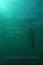 „CATCHING AIR“, „Spearfishing in Seascapes of Risk“, „Kyrstin Mallon Andrews“. Taucher im grünblauen Wasser mit Speer.