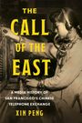 Text: "THE CALL OF THE EAST. A MEDIA HISTORY OF SAN FRANCISCO’S CHINESE TELEPHONE EXCHANGE. XIN PENG." 

Eine Frau arbeitet an einer alten Telefonanlage.