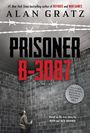 "Prisoner B-3087" von Alan Gratz. Ein Mann schaut in einem mit Stacheldraht versehenden, grauen Ziegelhof auf eine Mauer.