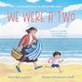 „WE WERE A TWO“: Frau und Kind am Strand, Frau trägt einen Korb, beide lächelnd, Meer im Hintergrund, Himmel mit Wolken.