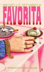 Titel: "Favorita". Autor: "Michelle Steinbeck". Übersetzer: "Jen Calleja". Eine Hand mit Schmuck hält eine Zigarette.