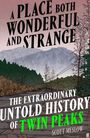 "A PLACE BOTH WONDERFUL AND STRANGE", "THE EXTRAORDINARY UNTOLD HISTORY OF TWIN PEAKS", "SCOTT MESLOW". Wald und Berglandschaft.