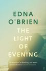 Oben: „EDNA O’BRIEN“. Mitte: „THE LIGHT OF EVENING“. Unten: Zitat von Frank McCourt. Hintergrund: Silhouette bei Sonnenuntergang.