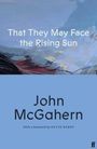„That They May Face the Rising Sun“ und „John McGahern“ in großen Buchstaben. Mit Vorwort von Kevin Barry. Künstlerischer Hintergrund.