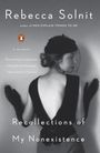 Titel: "Recollections of My Nonexistence" von Rebecca Solnit. Schwarz-weiß Foto einer Frau im rückseitigen Blick.