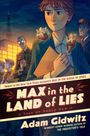 "Max in the Land of Lies: A Tale of World War II" von Adam Gidwitz. Illustration eines Jungen mit Ordner.
