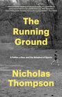 Text: "The Running Ground", "A Father, a Son, and the Simplest of Sports", "Nicholas Thompson". Schwarzweißfoto: Mann läuft.