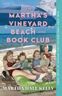 "The Martha's Vineyard Beach and Book Club" und "Martha Hall Kelly". Vier Frauen lesen Bücher am Strand unter einem blauen Schirm.