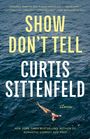 Oben steht: „SHOW DON’T TELL“, „CURTIS SITTENFELD“. Jemand schwimmt allein im offenen Meer.