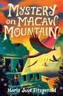 „Mystery on Macaw Mountain“ und „Maria José Fitzgerald“ in verschnörkelter Schrift. Ein Papagei fliegt über Dschungelruinen.