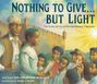 "NOTHING TO GIVE… BUT LIGHT" steht oben. Untertitel: Geschichte von Celestina und Rafael Cordero. Farbige Illustration von Menschen vor einer Mauer.