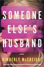 "Someone Else's Husband" in weißer Schrift auf rosa Pinselstrichen, Autor: Kimberly McCreight, Perlenkette sichtbar.