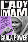 „THE LADY IMAM“ oben, Text über Amina Wadud. Carla Power unten. Frau mit Kopftuch und erhobener Faust.