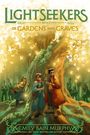 „LIGHTSEEKERS BOOK 2: OF GARDENS AND GRAVES“. Illustration von drei Jugendlichen vor einem zauberhaften Baum mit Schmetterlingen.