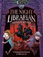 „THE NIGHT LIBRARIAN MIDNIGHT MAYHEM“ von Christopher Lincoln. Zwei Kinder rennen vor einem kopflosen Reiter in einem Wald.