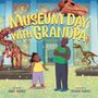 „MUSEUM DAY WITH GRANDPA“. Ein älterer Mann und ein Mädchen stehen vor Dinosaurierskeletten in einem Museum.
