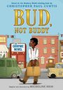 "Bud, Not Buddy" in großen, gelben Buchstaben. Ein Junge mit Tasche steht vor einer städtischen Kulisse, Illustration.