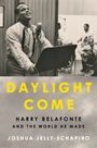 „DAYLIGHT COME“ in Gelb, darunter „Harry Belafonte And the World He Made“ von Joshua Jelly-Schapiro. Ein Mann singt ins Mikrofon.