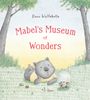 „Mabel's Museum of Wonders“, Bleistiftzeichnung, ein Tier in gelbem Shirt liegt auf einer Wiese neben einem Glas.