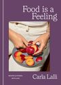 "Food is a Feeling". Ein Teller mit rotem Obst, von Händen zubereitet. "Carla Lalli". Lila Hintergrund.
