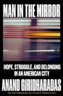 "MAN IN THE MIRROR" oben, darunter unscharfes Zugbild, Text: "HOPE, STRUGGLE, AND BELONGING IN AN AMERICAN CITY", Autor: ANAND GIRIDHARADAS.