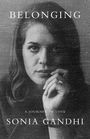 "BELONGING. A JOURNEY OF LOVE. SONIA GANDHI." Schwarz-Weiß-Foto einer nachdenklichen Frau, Kopf auf Hand gestützt.