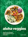 Text: "aloha veggies. Veg-Forward Recipes Celebrating the Flavors of Hawai‘i. ALANA KYSAR."
Illustration: Teller mit bunten Speisen auf grünem Hintergrund mit Blattmuster.