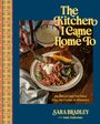 „The Kitchen I Came Home To“. Teller mit Südstaatengericht, Soße wird darüber gegossen, Buchcover von Sara Bradley.