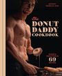 "The Donut Daddy Cookbook" mit 69 Rezepten. Ein muskulöser Mann überzieht Donuts mit Glasur.