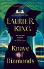 "[A] brilliant fictional investigation of a real-world crime." Laurie R. King, Knave of Diamonds. Silhouette vor Torbogen.
