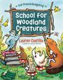 "School for Woodland Creatures" steht auf einer Tafel. Verschiedene Tiere, darunter Eule und Igel, versammeln sich.