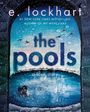 Text: "e. lockhart", "#1 New York Times Bestselling Author of We Were Liars", "the pools", "a love story". Ein Paar in einem Pool, umgeben von Wassertropfen und fliegenden Vögeln.
