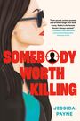„SOMEBODY WORTH KILLING“ JESSICA PAYNE. Frau im Profil; dunkle Haare, Sonnenbrille, rote Lippenstift, blaues Shirt.