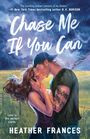 "Chase Me If You Can" in großen weißen Buchstaben. Ein Paar küsst sich leidenschaftlich in einem stürmischen Feld.