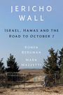 "JERICHO WALL" oben, darunter "Israel, Hamas and the Road to October 7", Autoren: Ronen Bergman, Mark Mazzetti. Im Hintergrund Landschaft mit gebrochenem Zaun.