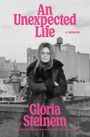 „An Unexpected Life: A Memoir“ von Gloria Steinem. Sie steht auf einem Dach mit Stadtansicht im Hintergrund.