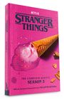 „Stranger Things, Season 3 Scripts“, pinkes Cover mit geschmolzenem Eis und Streuseln.
