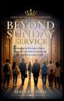 Titel: "Beyond Sunday Service". Untertitel: "Awakening the Everyday Church". Menschen gehen durch große Holztüren in eine sonnige Stadt.
