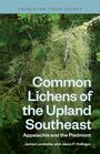 Text: "Common Lichens of the Upland Southeast. Appalachia and the Piedmont. James Lendemer and Jason P. Hollinger." 
Hintergrund: Moos auf Zweigen.