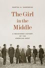 Titel: "The Girl in the Middle", darunter ein altes Foto mit sieben Personen in Anzügen und Hüten draußen in einer Landschaft.