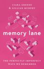 CIARA GREENE & GILLIAN MURPHY, memory lane, THE PERFECTLY IMPERFECT WAYS WE REMEMBER. Rosa Hintergrund, weiße 3D-Formen.